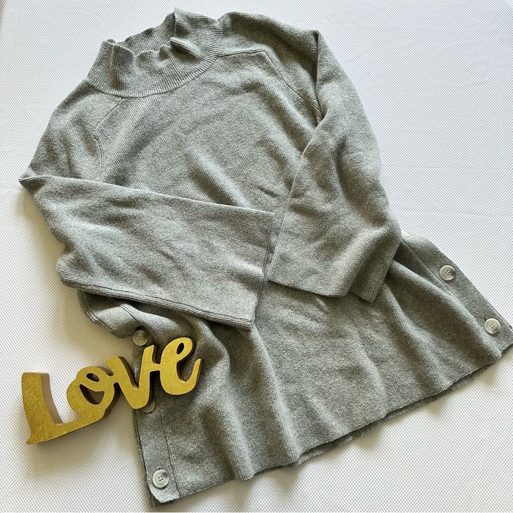 LOFT. Gray mock neck wide sleeve button detail sweater, size XXL EUC